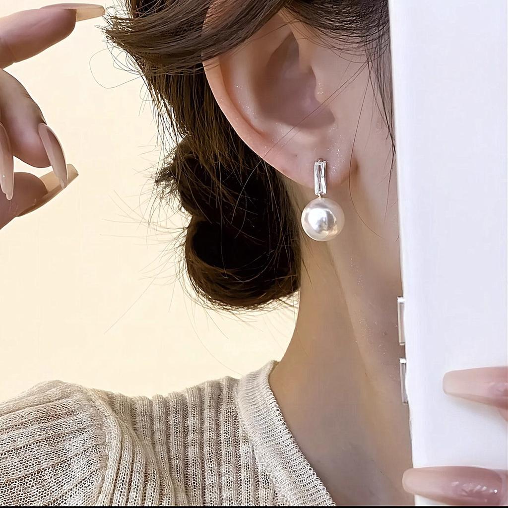 Orecchini a Bottone con Perle in Stile Francese - Accessori per Orecchie Casual Unici ed Eleganti per Donna. Realizzato in Argento 925.