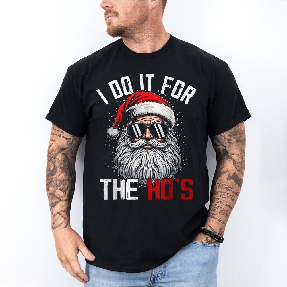 

Funny Christmas Santa Claus I Do It For The Hos Cute Xmas Unisex T-Shirt 2XL