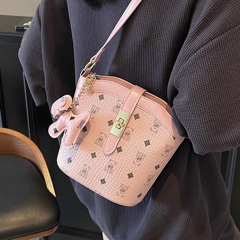 2025 new niche design fashionable temperament classic printed bucket bag commuter versatile women's casual messenger bag