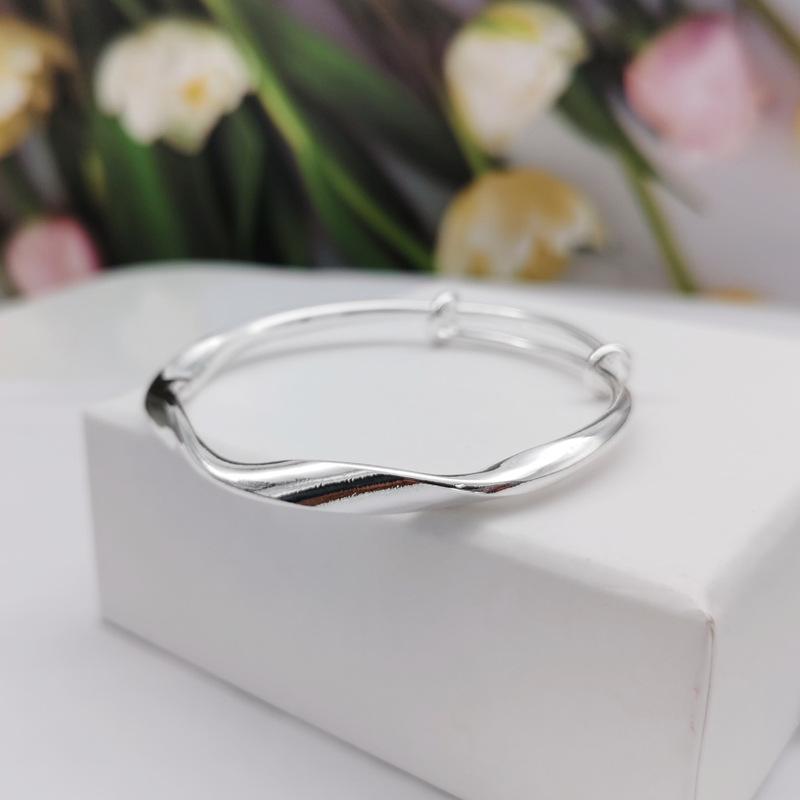 Smooth Push-pull Bracelet for Women's Fashion Twisting Horse Circle, Popular On The Internet, Same Style As Gift for Girlfriend's Birthday