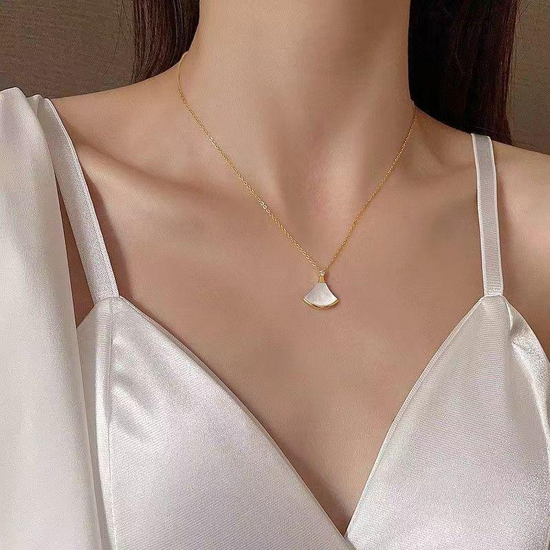 Summer 2024 Women's Fan-Shaped Shell Necklace: Trendy, Light Luxury Clavicle Chain