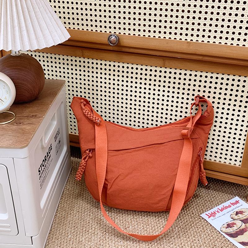 Popular Casual Simple Women's Lightweight Dumpling Bag Fashionable Versatile Solid Color Commuter Messenger Women's Bag