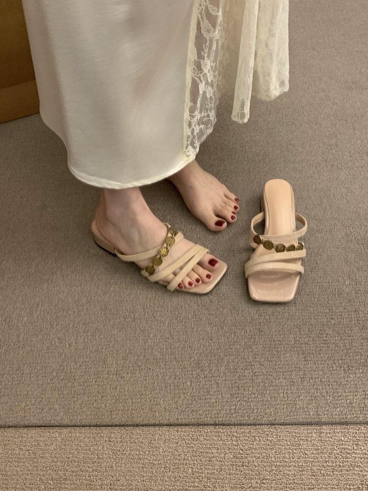 Dicke Ferse coole Hausschuhe Damen Sommer Außenbekleidung 2025 neue Modelle mit Röcken vielseitig, nicht müde, bequeme Römerschuhe