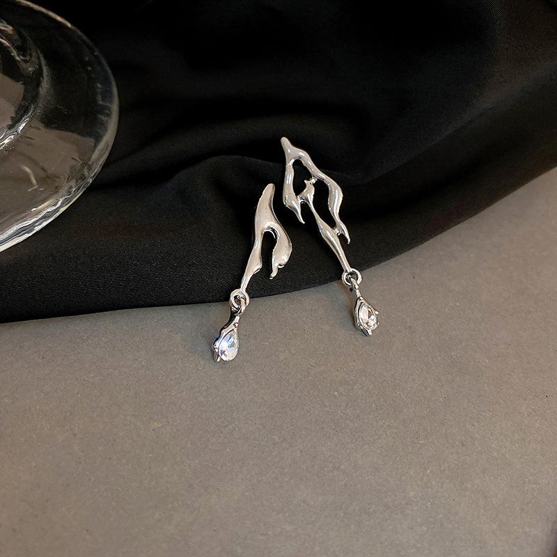 Fashion Sliver Color Asymmetrical Water Drop Earrings for Woman Retro Punk Hip Hop Metal Geometric Irregular Earrings Jewelry