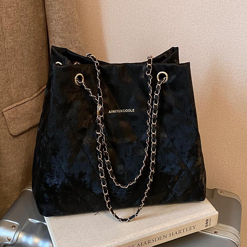 Женская сумка 2026 зима новая мода простая нишевая мода для поездок на работу повседневная бриллиантовая наплечная сумка-мессенджер женская чёрный