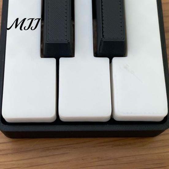 Piano Student Gift Mini Keychain, Key Clicker, Playable Fingertip Stress Relief Toy Commuter with Metal Ring, Classic Black White Keys for Music