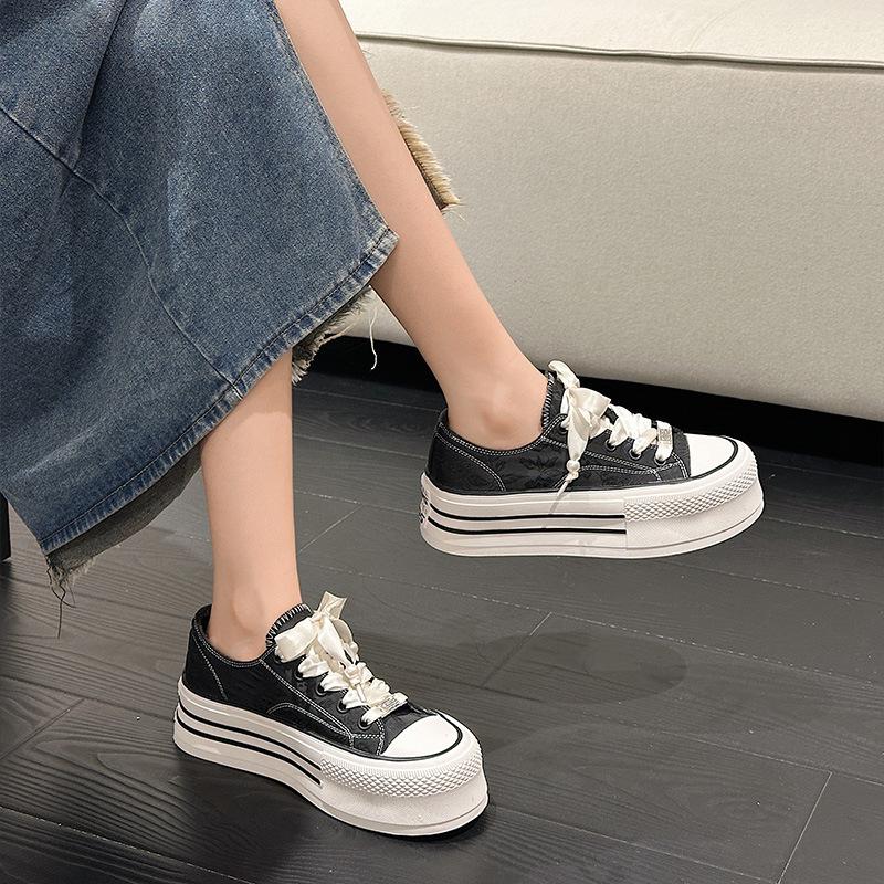 Scarpe da ginnastica con plateau da donna nuove a taglio basso in pelle suola morbida piccolo rialzo casual sportive board shoes