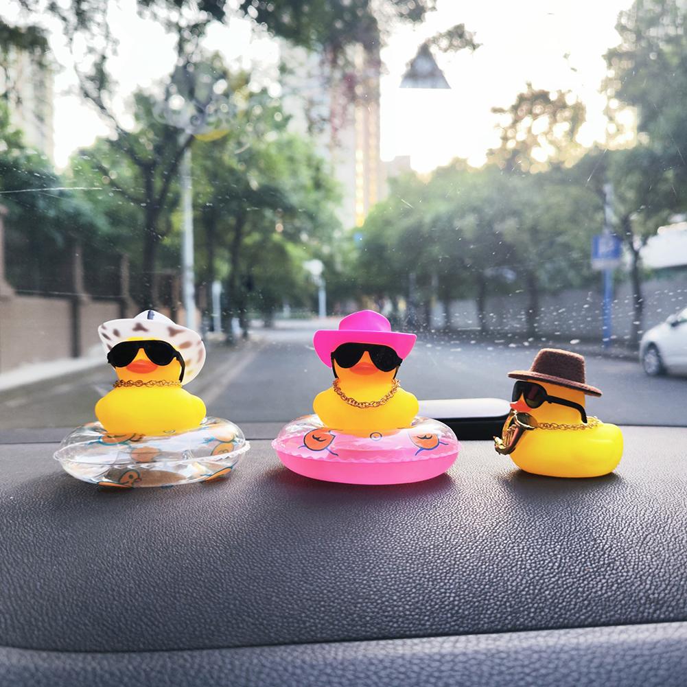 Gummi-Enten Armaturenbrett Dekorationen Schmuckstück Gelbe Ente mit Mini-Schwimmring Sonne Cowboyhut Halskette für Auto Büro Wohnkultur