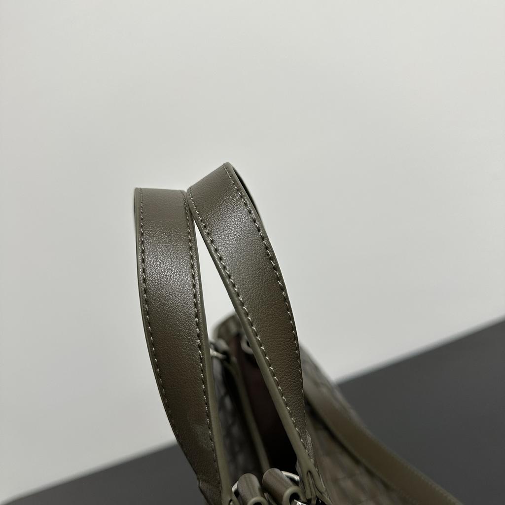 Niche design commuter texture versatile retro woven tote bag large capacity premium portable shoulder armpit bag