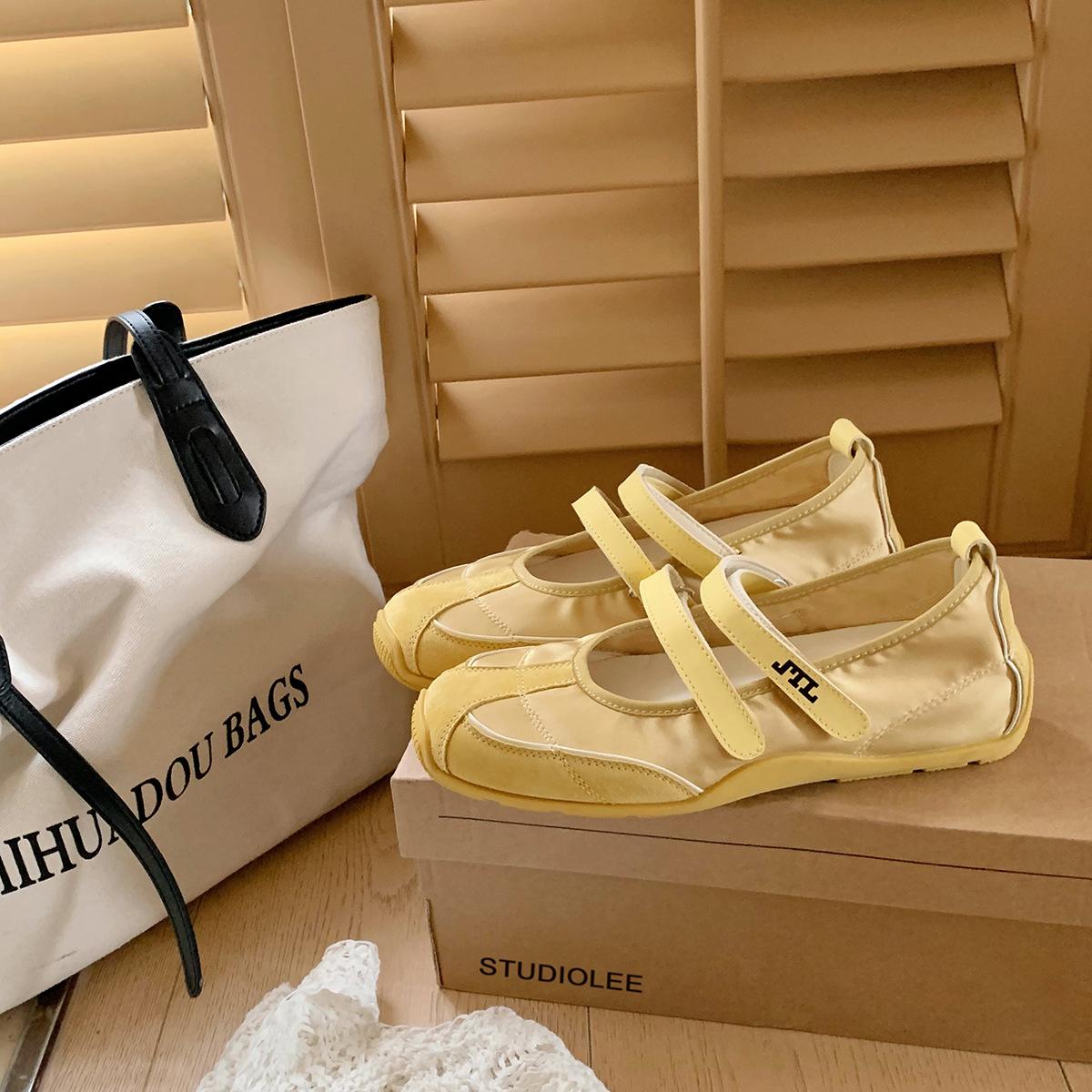 

Grape mother with the same round head breathable double Velcro age-reducing leather light mouth Mary Jane shoes simple contrasting color German train 39 жёлтый