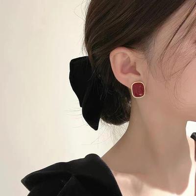 Orecchini Retro Colore Rosso Vino Ankola per Donna - Stile Hong Kong Ispirato a Hepburn 2025