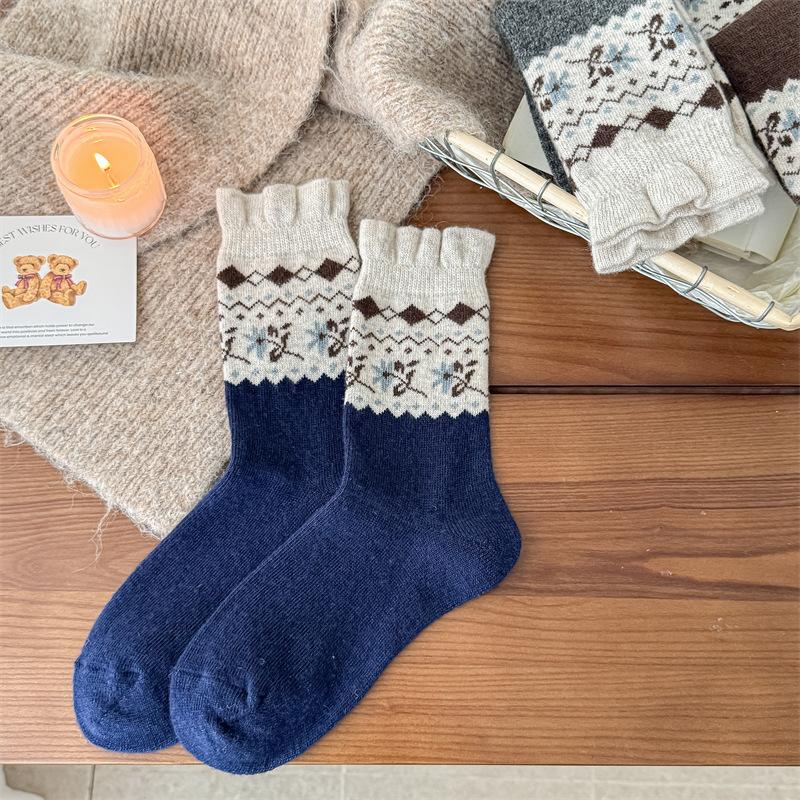 Autumn and Winter Warm Fleece Mid-calf Socks, Retro Small Floral Women's Pile Socks, College Versatile Socks