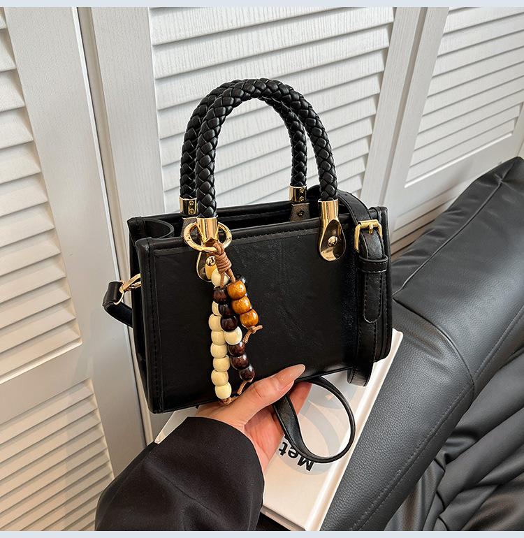 

Premium sense niche handbag women s 2025 new fashion retro commuter shoulder messenger bag small square bag чёрный