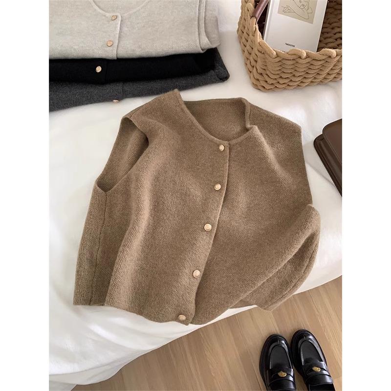 High-End Knit Vest: Women's Korean Style Sleeveless Top with Metal Buttons and Soft Shoulder Pads for Spring and Autumn.