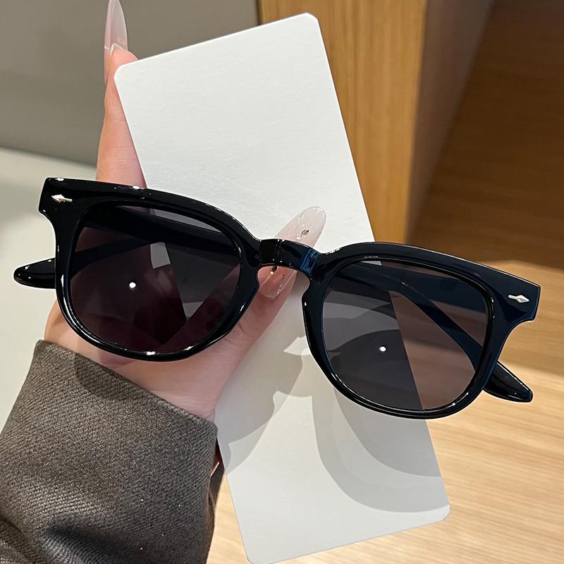 

Retro Round Men Sunglasses Fashion Clear Ocean Lens Shades UV400 Women Vintage Trending Square Rivets Sun Glasses 2026