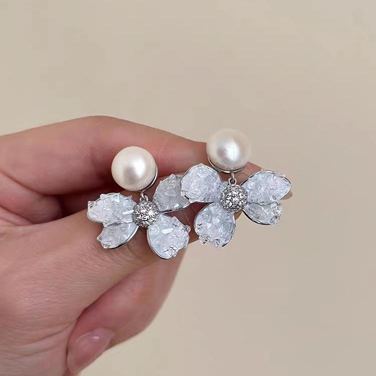 Elegante Eisblau-Kristall-Blumenstecker mit Süßwasserperle für Damen