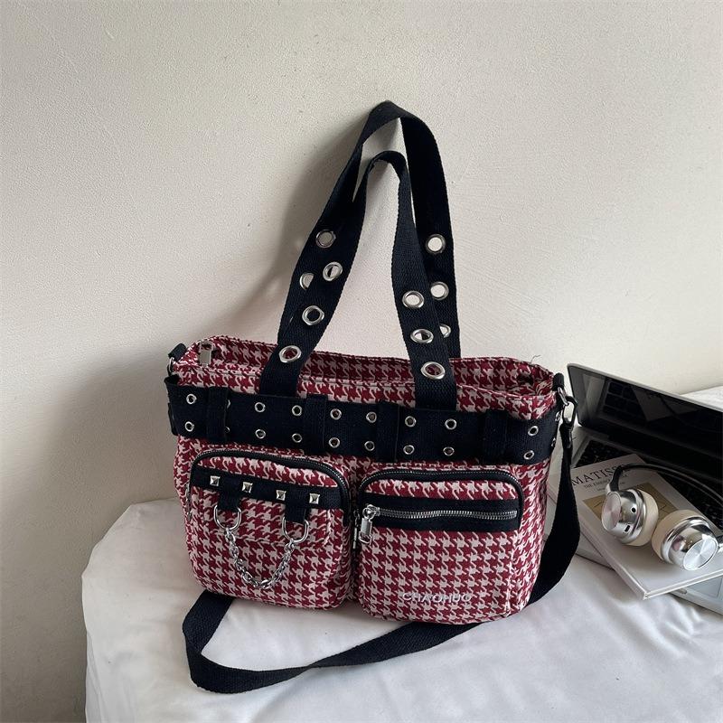 Neue große karierte Nietentasche Damenmode Personalisierte Pendler-Umhängetasche Punk-Stil Tragetasche
