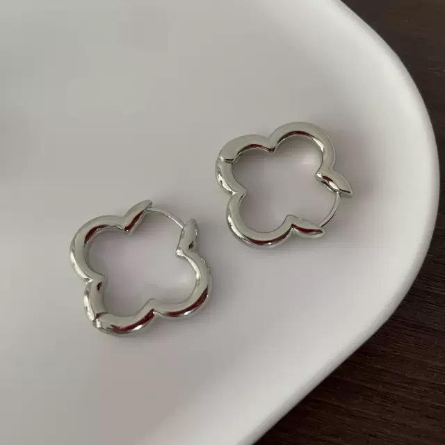 Elegant Four-Leaf Clover Hoop Earrings - Simple, Luxurious Autumn & Winter Design