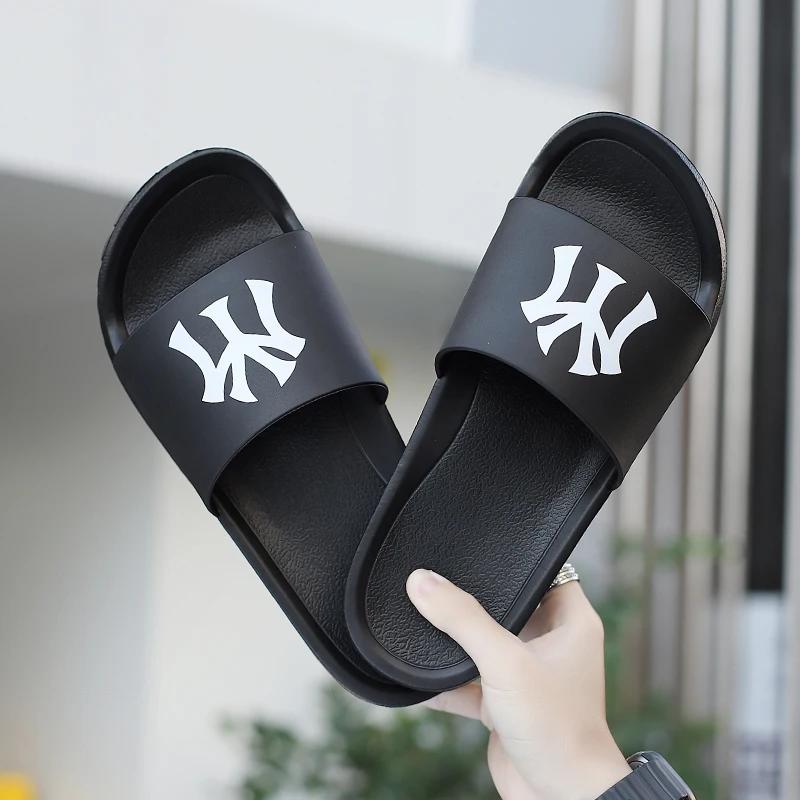 Tongs de plage Homme Marques Originales Pantoufle Slide Homme Luxe 2024 Pantoufles Homme Douces Marcher à la Maison Chaussures d'Été Vente