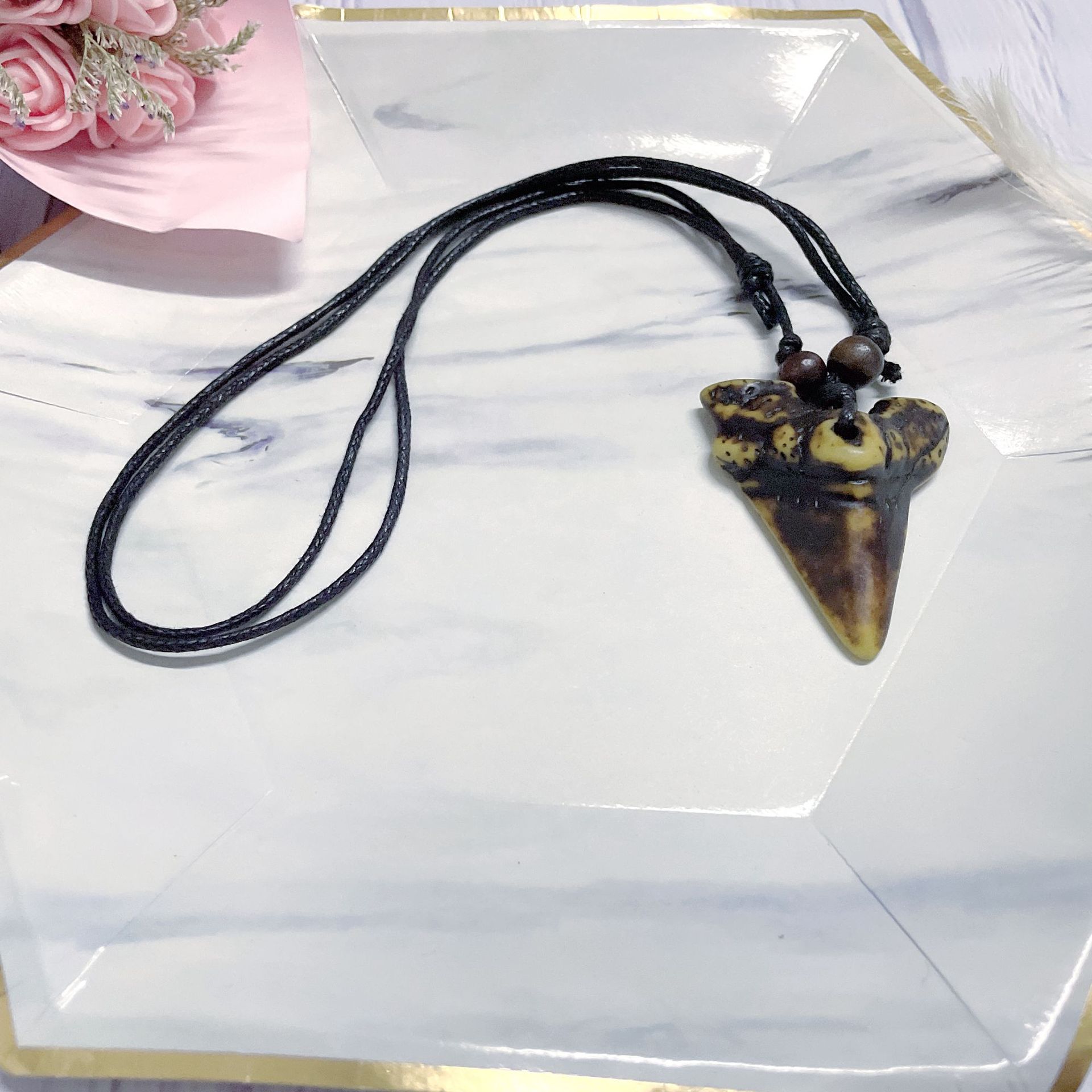 

Fashion Men s Imitation Bone Carving Wood Bead Pendant Shark Tooth Necklace Pendant Travel Memorial Jewelry One Size темно-коричневого кольору