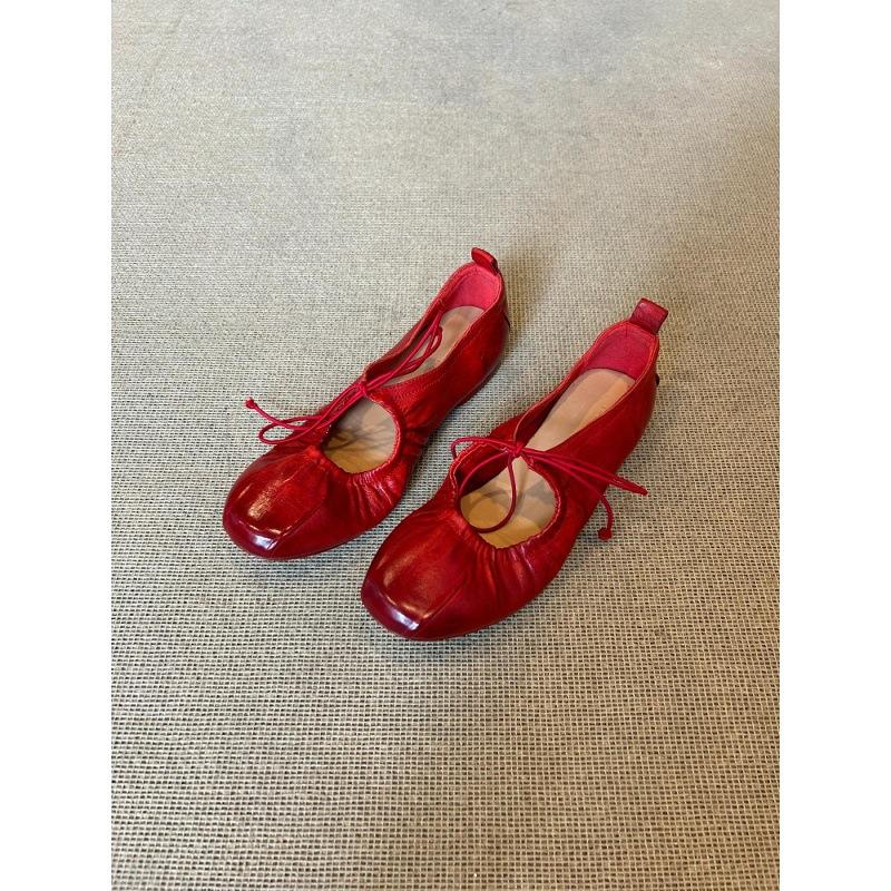 

2025 новые кожаные плиссированные ремешки балетки круглый носок мелкий вырез плоская подошва Мэри Джейн одинарные туфли женские ретро маленькие красные туфли 40
