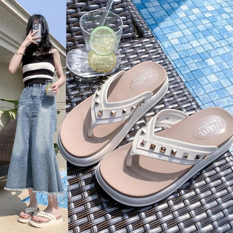 

Модные женские шлепанцы с перемычкой для пальца, на платформе, с металлическим декором, шлепанцы для платья, пляжа, на каждый день, противоскользящие, Zapatillas De Mujer 35 покинуть белый