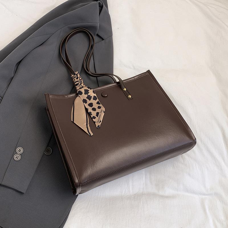 

Large capacity retro commuter tote bag women s autumn and winter new style atmospheric fashion shoulder bag коричневий