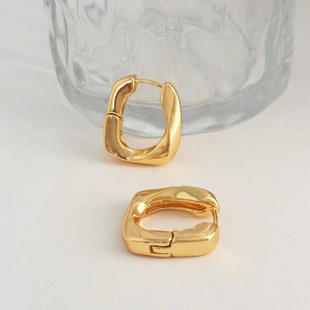 French-Inspired U-Shaped Gold-Plated Twist Earrings for Women: Unique Niche Design with a Sophisticated Touch