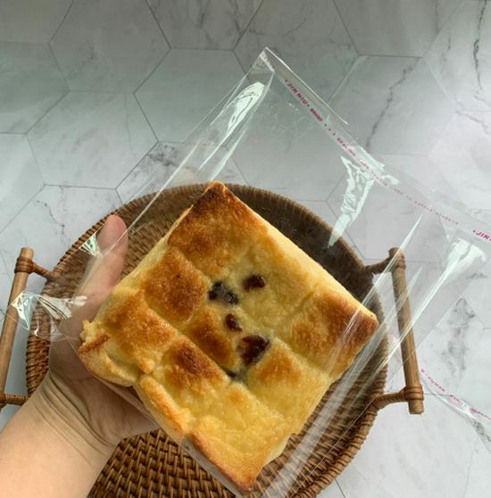 Transparent Self-Adhesive Bags for Bread, Donuts, Bagels & More - Disposable & Ideal for Food Storage