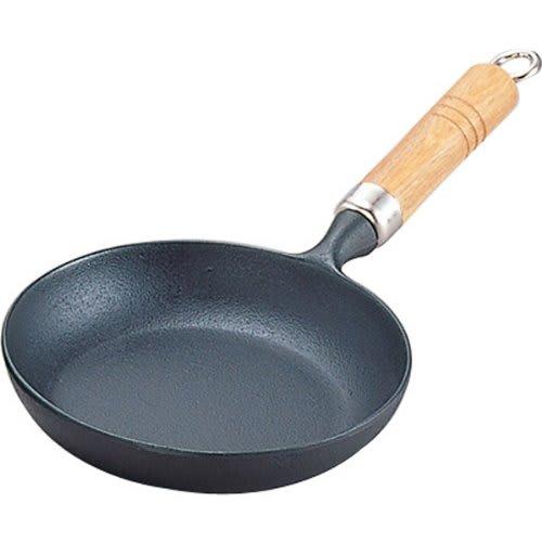 Iwachu Omelette Pan, 18cm (with Wooden Handle), Black Finish, Induction Compatible, Nanbu Ironware, 24004