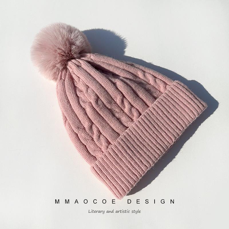 

Женская симпатичная шерстяная шапка с витым узором и бархатной подкладкой - зимний стиль с защитой ушей розовый