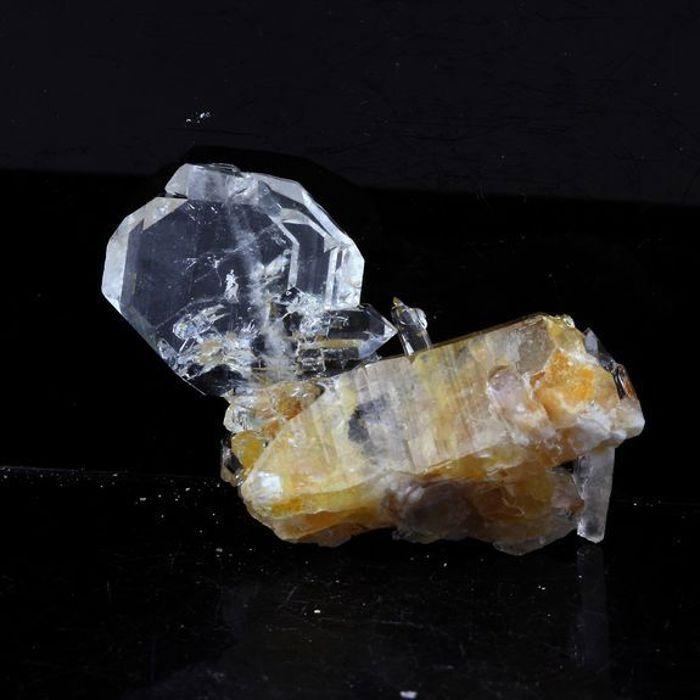 Pierres et Minéraux. Quartz à âme (faden quartz). 27.5 ct. Rif Fournel, Freney d'Oisans, Isère, France.