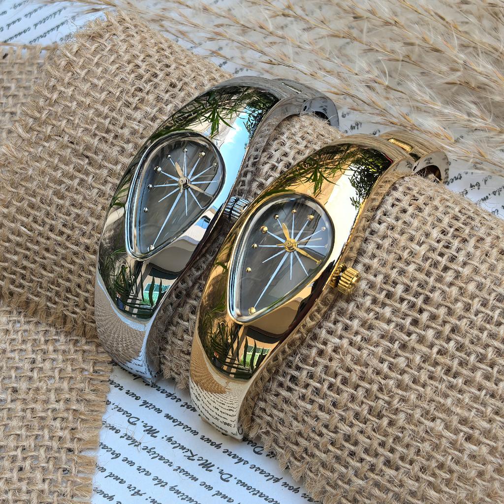 Кварцовий годинник Чоловіки Жінки Крапля води Вінтажний Y2k Спеціальне лезо Креативний дизайн леза Високоякісна сталь Унікальний браслет Чоловічий годинник