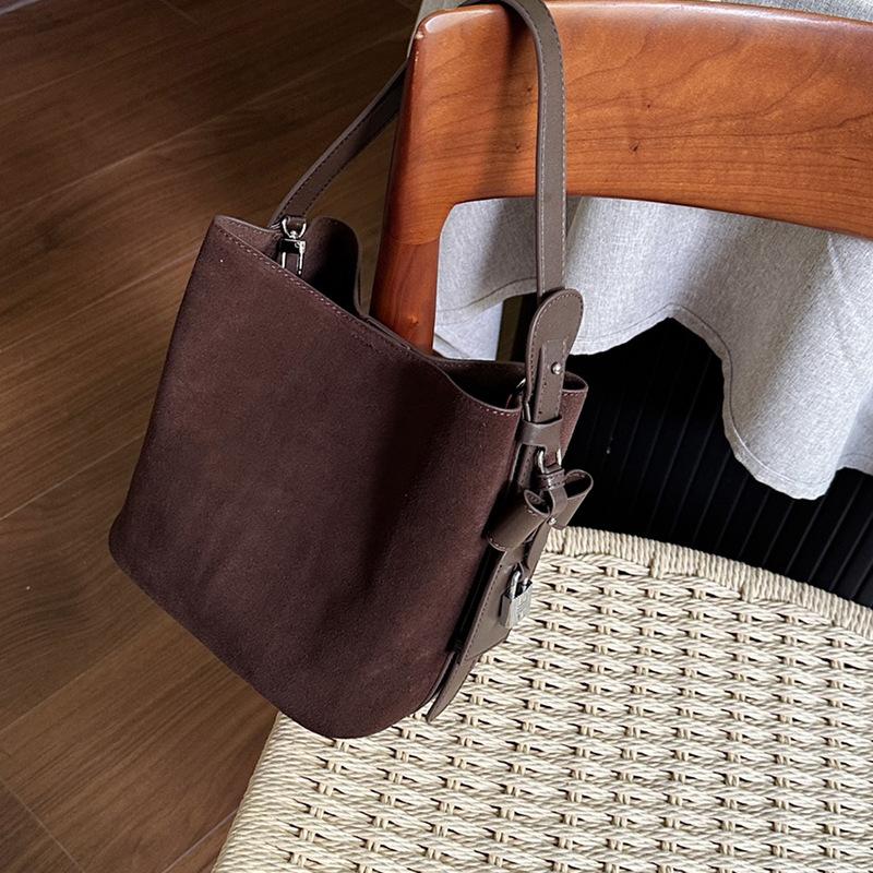 

Vintage suede suede premium commuter bucket bag, matte cowhide large-capacity portable shoulder tote women s bag Bottom length 20cm, width 14.5cm, height 20cm темно-коричневого