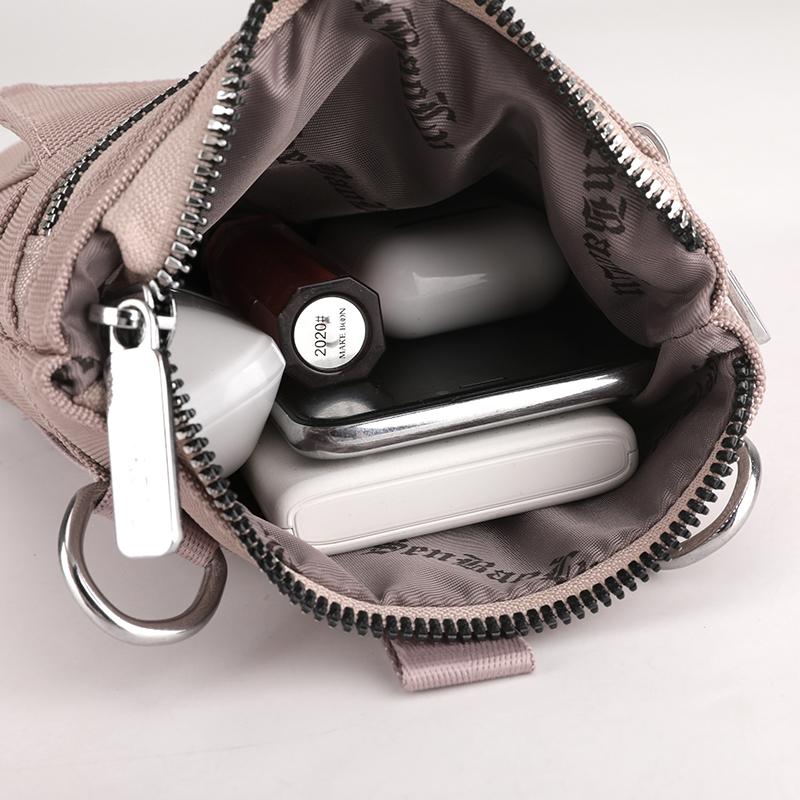 Bolso Cruzado Compacto de Nailon para Mujer – Diseño Ligero y Resistente al Agua con Placa Metálica con Logo y Múltiples Bolsillos, Ideal para el Uso Diario