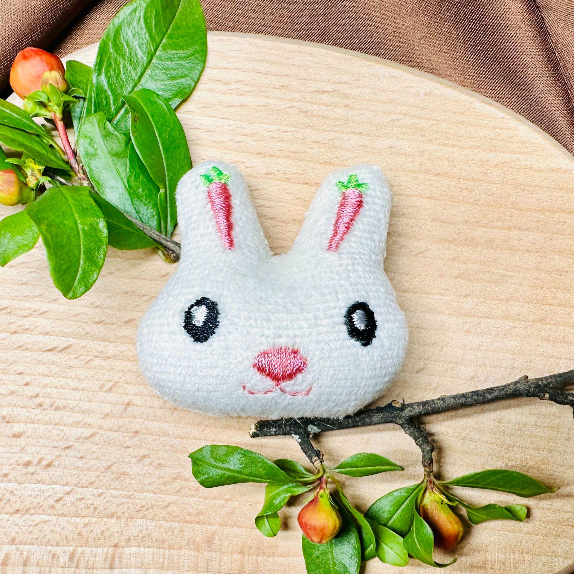 

Очаровательная плюшевая брошь-морковка-кролик - Милый осенне-зимний аксессуар для детских мультяшных сумок слоновая кость