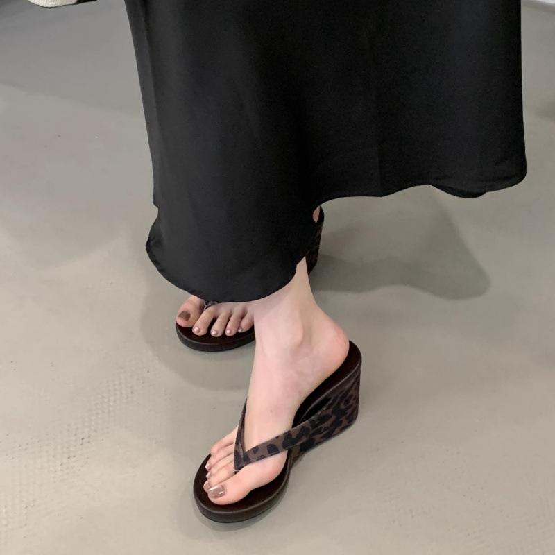 

2025 spring and summer new round head wedge heel pinch women s flip-flops retro casual outer wear fashion high heel cool slippers 40 цветной печати леопарда