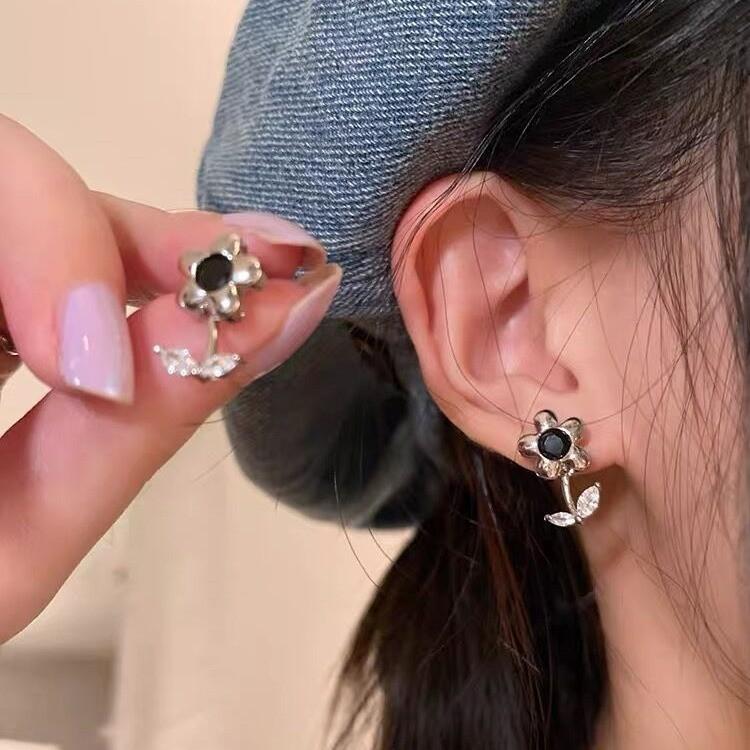 

Sweet Cool Girl Black Zirconium Flower Stud Earrings S Silver Needle Earrings Niche Design Sense Premium Cold Wind Earrings Women