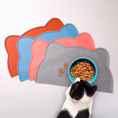 Vodotěsná podložka pod psí jídlo Design kočičí tváře Silikonová podložka na krmení domácích mazlíčků se zvýšeným okrajem Protiskluzová podložka pod misky pro psy a kočky