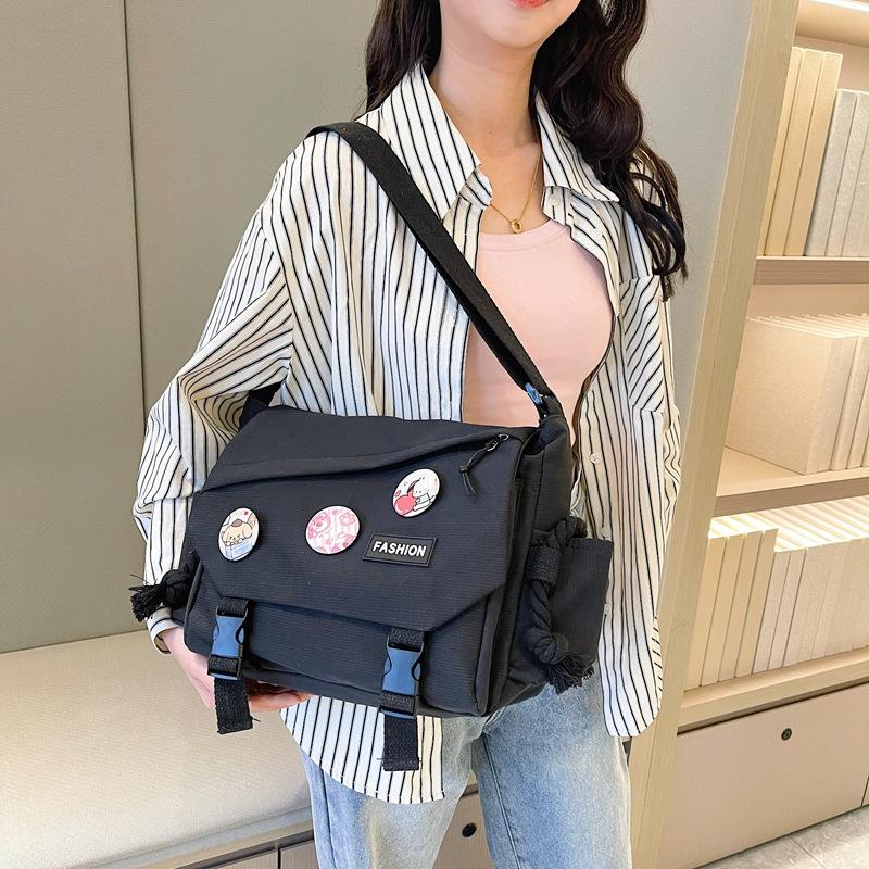 

2025 spring new large-capacity shoulder messenger bag, student portable class commuting portable tote bag