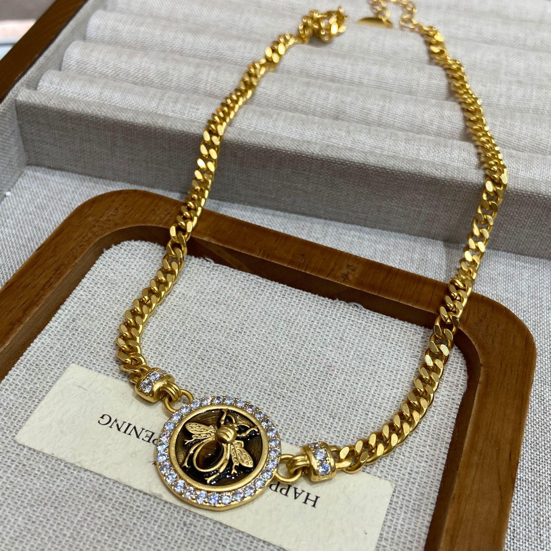 

Round Light Luxury Bee Necklace Retro Niche Fashion Personality Daily Simple Versatile Commuter French Design Pendant
