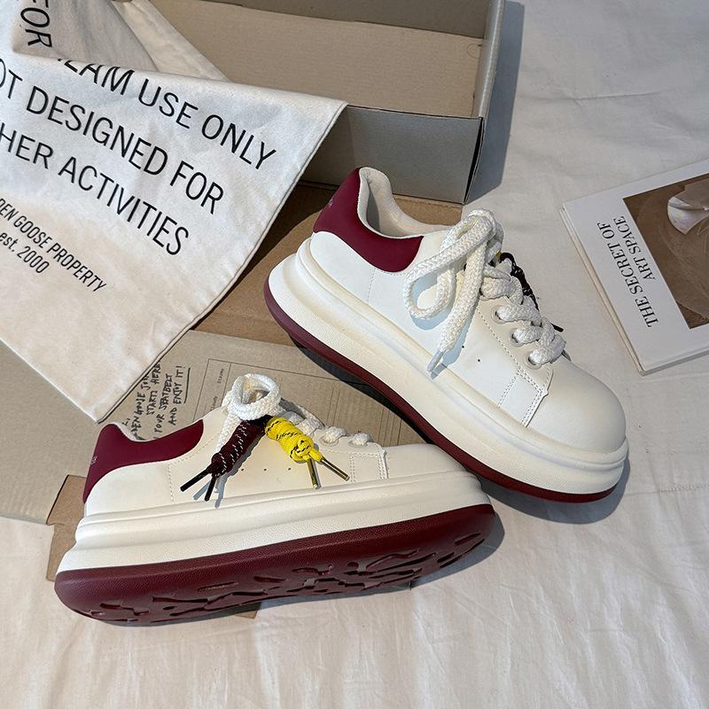 

Кожаные белые туфли McQueen женские 2025 осень нишевый дизайн небольшое увеличение высоты обувь на толстой подошве спорт и отдых 40 красный