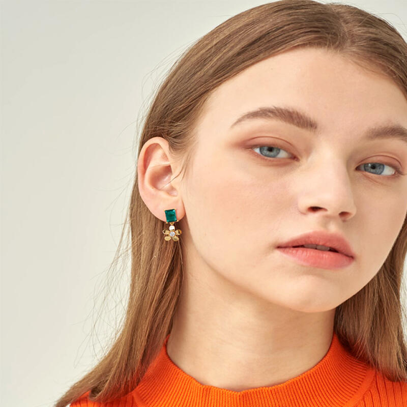 

Mini Green Flower Earrings