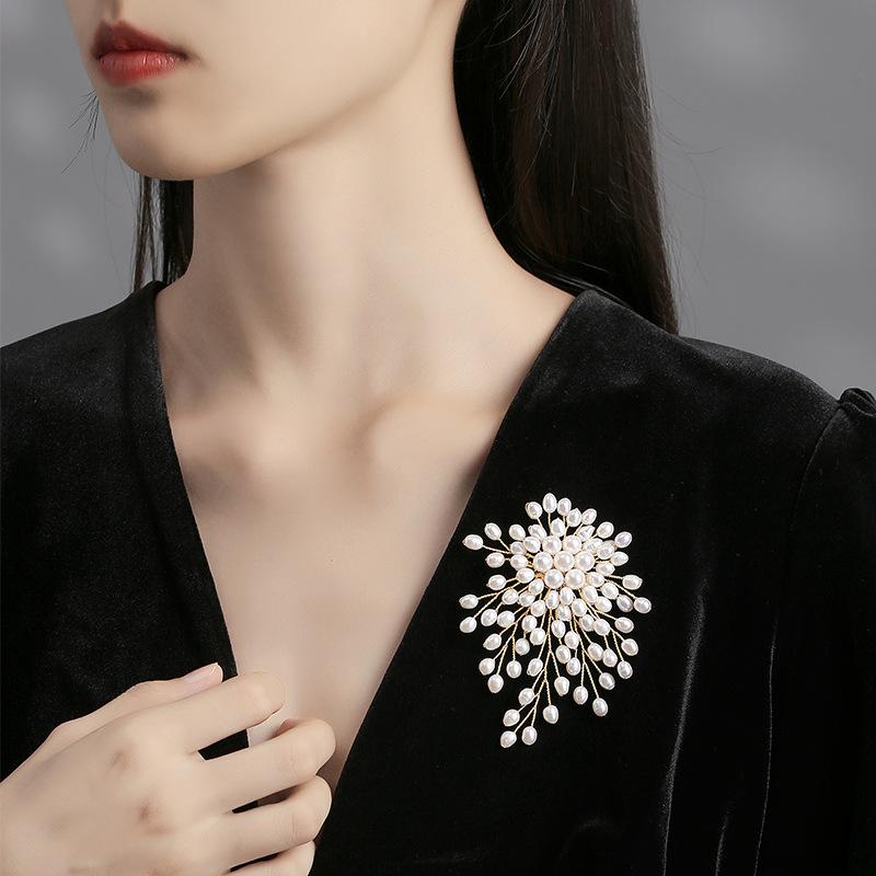 Luxury Exaggerated Elegant Pearl Flower Brooch Pin Badge For Women Girls Fashion Clothes Decoration Jewelry Gifts