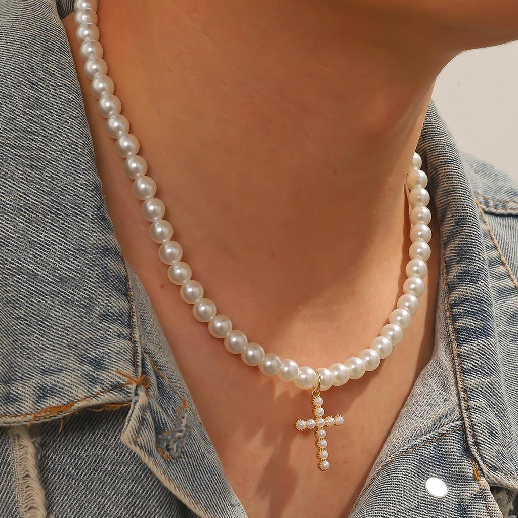 European and American Style Imitation Pearl Cross Necklace - Simple, Retro, Light Luxury Clavicle Chain, Unisex Fashion Accessory.