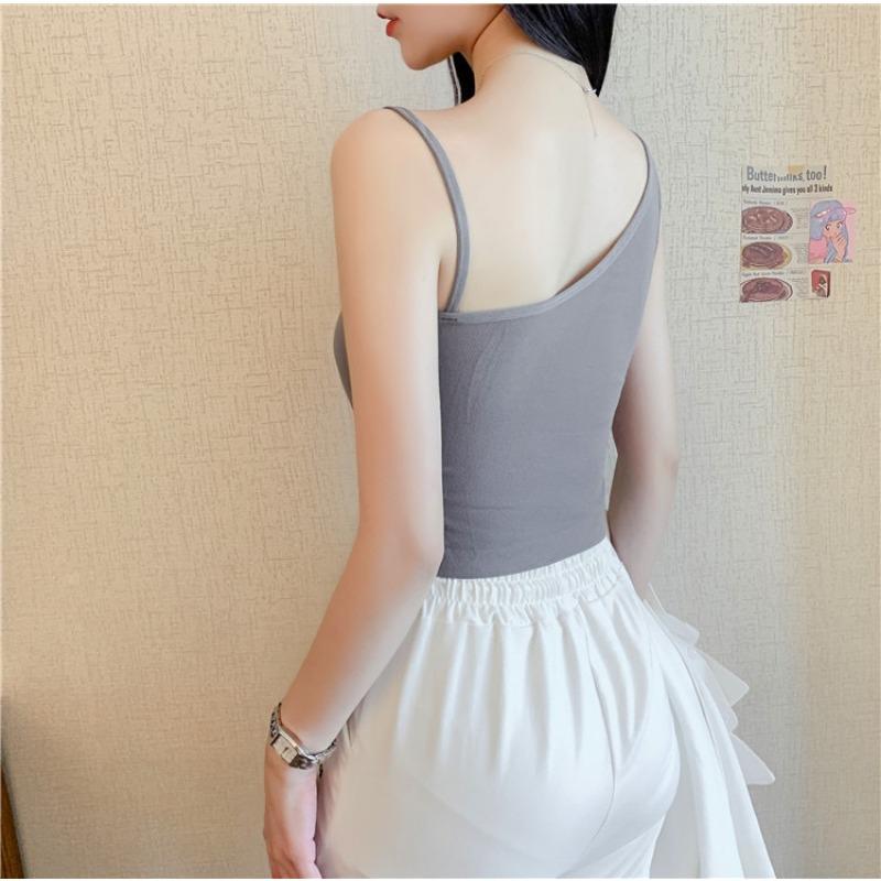 Sportovní tílko v korejském stylu s odhalenými rameny a vestavěnou podprsenkou, zeštíhlující a stylové pro vrstvení nebo svrchní nošení
