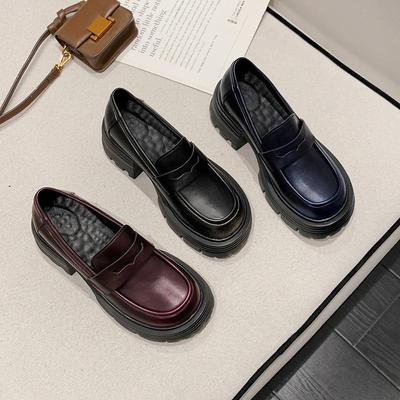 Damskie buty w stylu brytyjskim, retro, skórzane, wsuwane, z ukrytym obcasem, trend wiosna 2025.