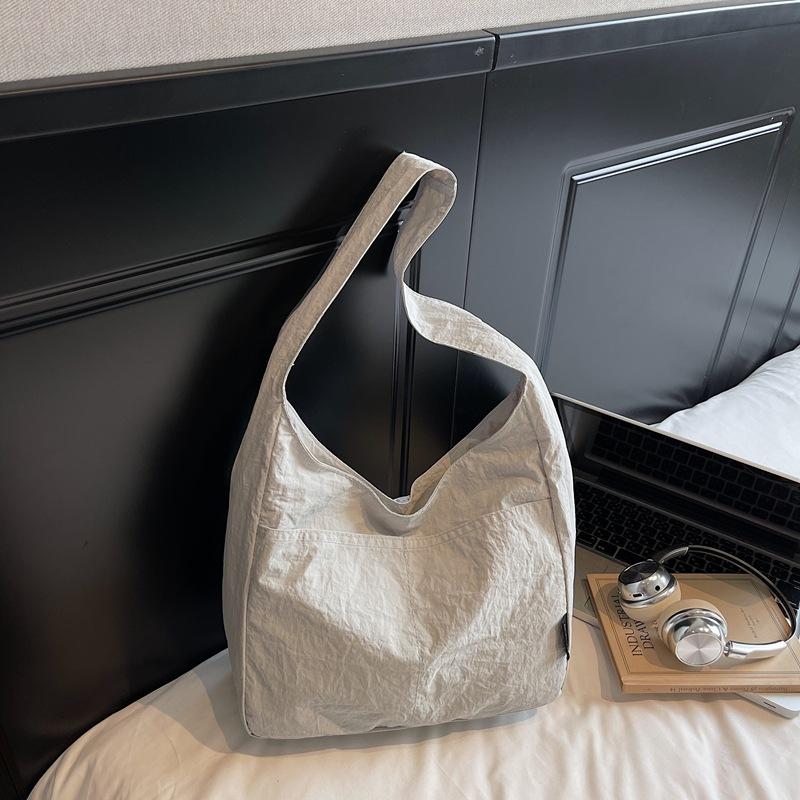 

Япония и Южная Корея однотонная большая вместимость на плечо 2025 литература и искусство Мори студенты на занятиях ленивый ветер нейлоновая сумка-тоут женская