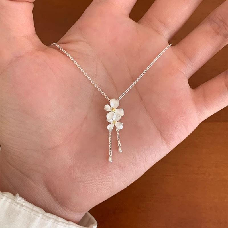 Women Elegant Zircon Irregular Flower Chain Necklace Fashion Silver Color Pendant Necklace Choker Female Party Jewelry Girls Gifts