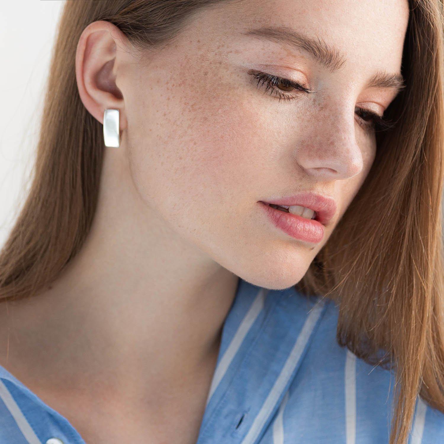 

Срібні сережки Бездоганність Oniks 2.0 x 0.8 cm срібний